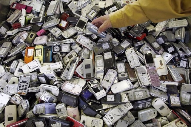 这些废弃的电子产品,成了一堆垃圾,以前还是很值钱的